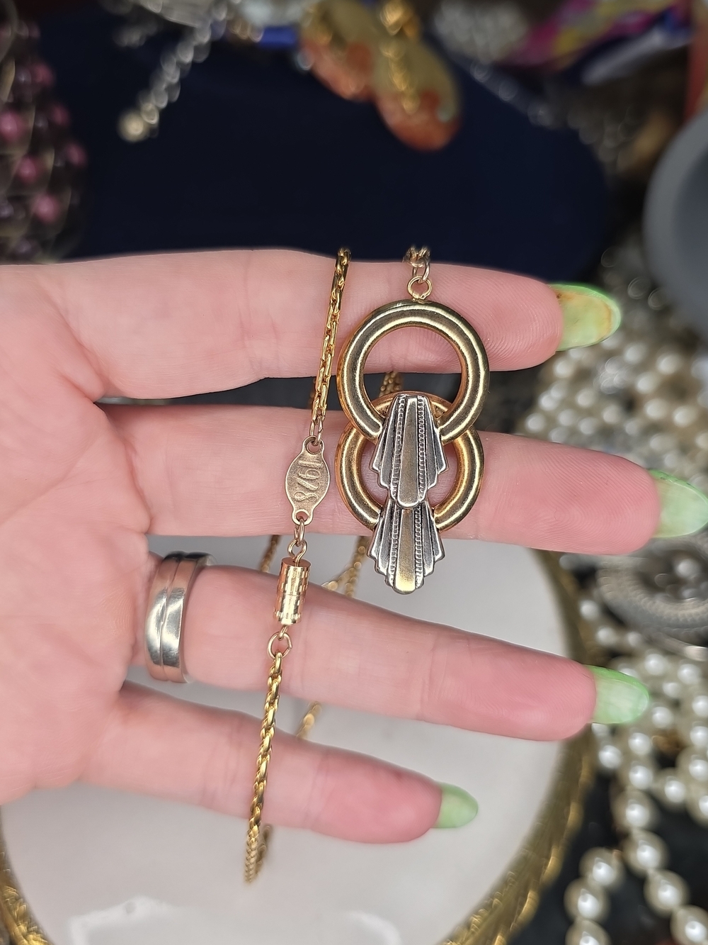 1928 swanky 10-in gold tone necklace. Vintage